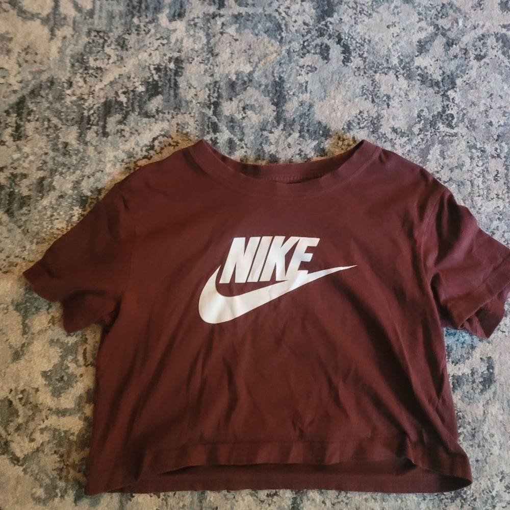 Cropped maroon Nike tee xs